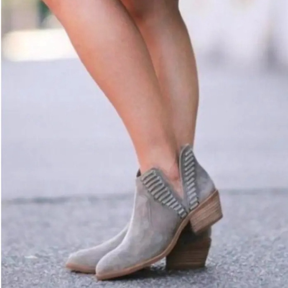 Vince Camuto Gray Pevista Suede Booties Size 9 1/2.